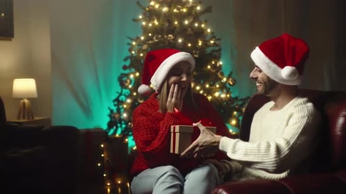 Niño sorprende a su novia con un regalo de Navidad