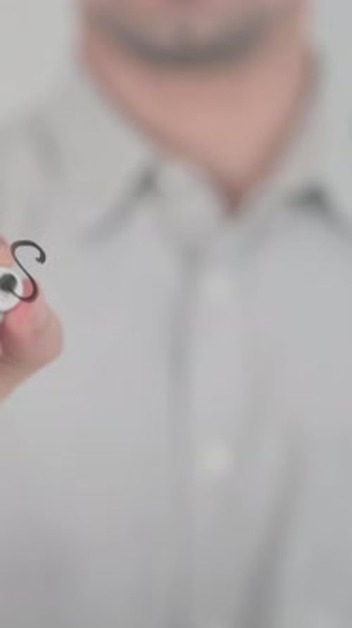 Lieferant, Schreiben auf dem Bildschirm mit der Hand, vertikales Video
