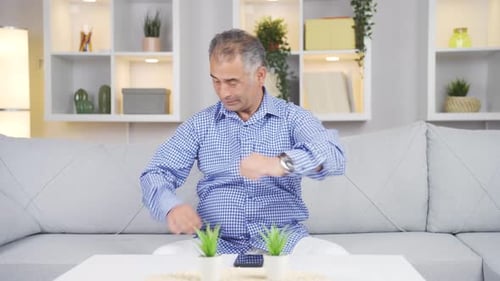 L'homme qui transpire sent mauvais et ça sent mauvais.