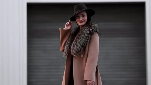 Glamouröses Model posiert vor der Kamera im Studio