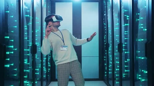 Ein Mann trägt ein VR-Headset in einem Serverraum mit Ausrüstung