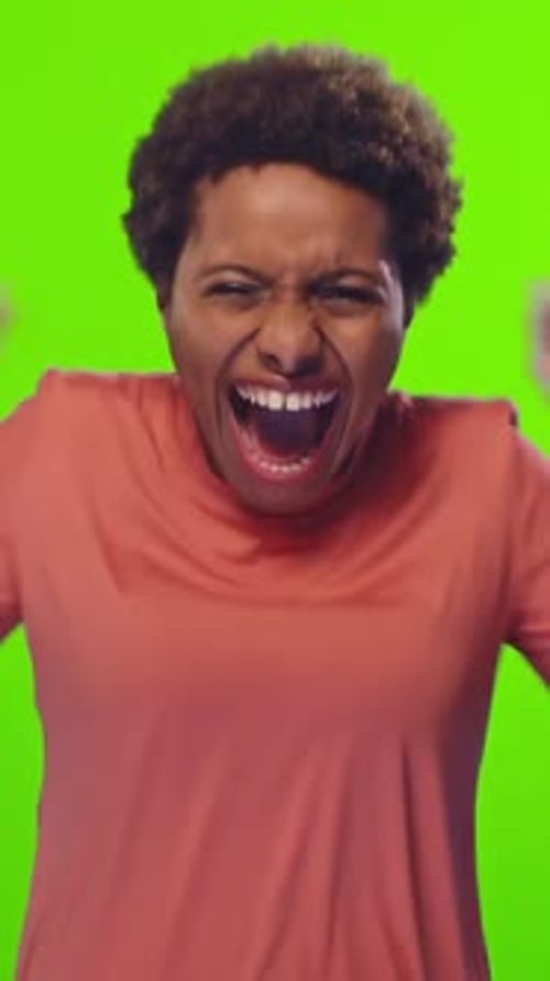 Femme joyeuse exprimant son excitation devant un fond vert vif