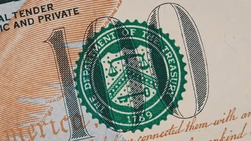 Nahaufnahme eines rotierenden Fragments einer 100-Dollar-Note