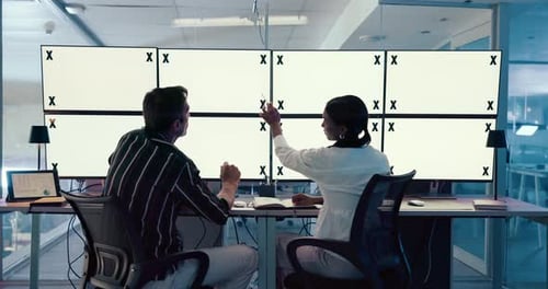 Ordenador, pantalla y personas en la sala de control con maqueta, técnico de transmisión
