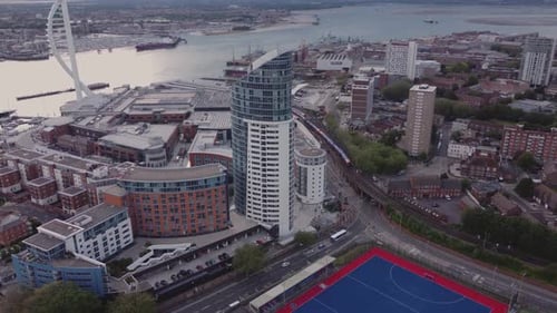 Edifícios residenciais e Comercial em Gunwharf Quays, no porto de Portsmouth, na Inglaterra. aerial orbi