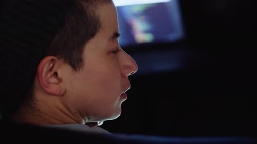 Hacker de perto trabalhando em um laptop durante o Hackathon in Dark Office Adult