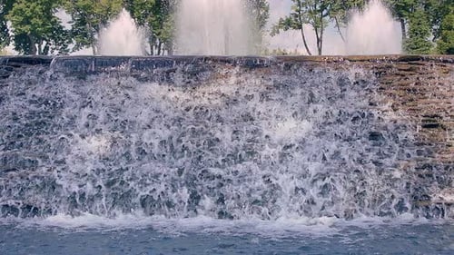 Closeup da cachoeira. Cachoeira do Rio. Água caindo sobre a cascata de pedra em
Slow