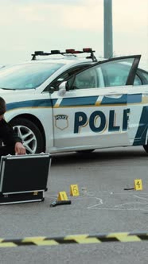 Ein Polizeibeamter untersucht die Beweise am Tatort gründlich, um Einzelheiten zu sammeln