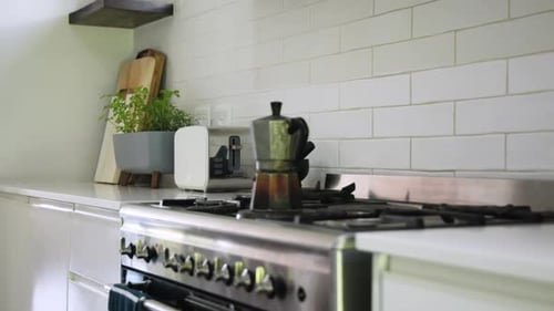 Olla de moka para preparar café en la estufa de la cocina con hierbas de fondo, en casa