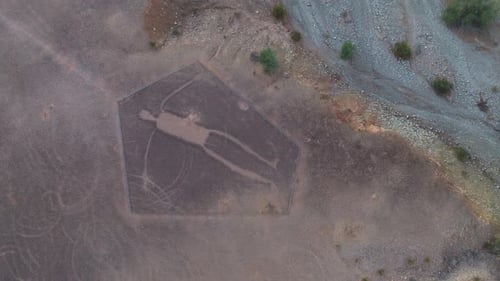 Plan aérien tournant lentement de l'ancienne formation de Blythe Intaglio dans le désert de Sonora, en Arizona