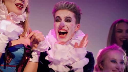 Porträt eines professionellen Schauspielers mit Clown-Make-up und aufgeregtem Gesichtsausdruck, der sich umschaut