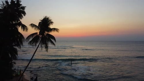Vista superior da praia com pôr do sol
