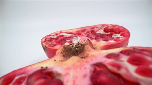 Corta una macro de granada sobre fondo blanco aislado 4K