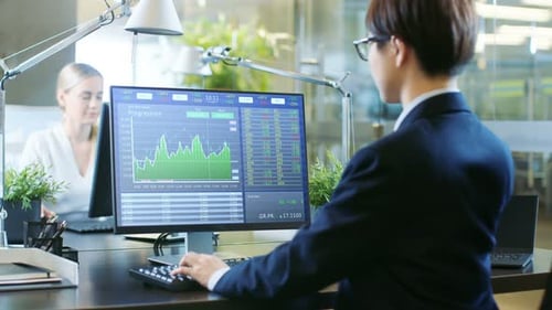 In der Börsenfirma Office Broker arbeitet mit Finanzmarktdaten, in der Kryptowährungsbranche.
