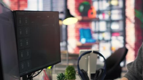 Un trabajador utiliza el sistema de chatbot de IA para guiar las tareas de resolución de problemas