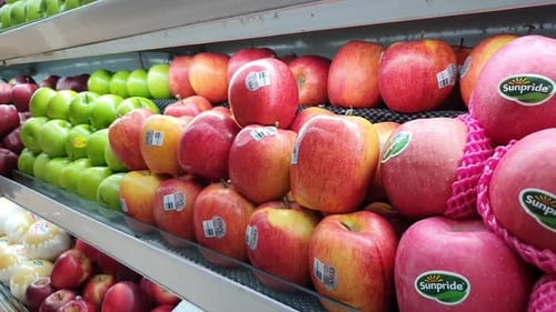 Exposez une pomme sur le marché d'un supermarché de fruits et légumes