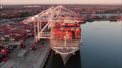 Foto aérea ascendente sobre um grande navio porta-contêineres no porto. Logística atracada de navios, importação e exportação para