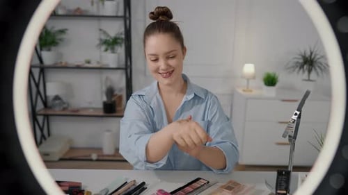Influencer Bloguera de Belleza Probando Nuevos Cosméticos y Mostrando en Vídeo Tutorial A Una Mujer Joven Bonita