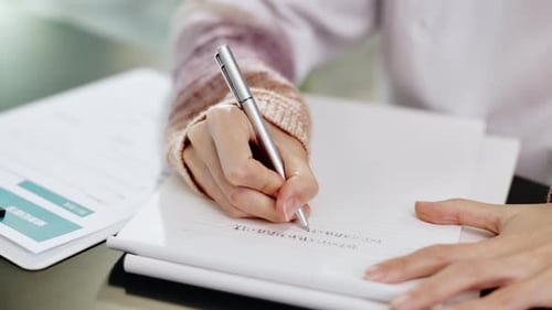 Schule, Klasse und Hände der Schüler, die für Aufgaben, Prüfungen und Beurteilungen auf Papier schreiben
