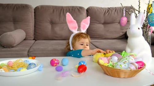 Oster-Tischeier und Dekoration und Kinder