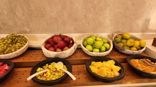 Auswahl an frischem Obst zum Frühstück in einem Speisesaal