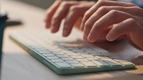 Mann fingert SMS, Tastatur, Arbeit, Computer, Nahaufnahme, Freelancer-Hände tippen