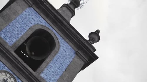 Glocken in Zeitlupe singen auf dem Dach einer Kirche. Glocken in einer traditionellen Kirche spielen in Zeitlupe.