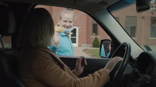 Mom Brought Her Daughter to School By Car