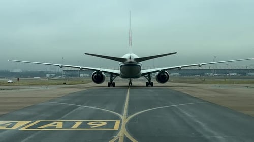 Die Perspektive eines Piloten aus einem Jet-Cockpit, während er hinter einem riesigen Jet auf einer Rollbahn rollt. Neblig