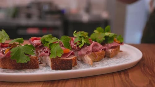 Bruschetta au prosciutto italien Snack élégant Ralenti Préparation d'une bruschetta au prosciutto et