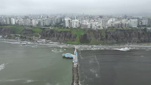 Restaurante de mariscos La Rosa Nautica en el muelle debajo de la brumosa Lima, Perú