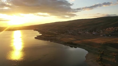 Vue aérienne du lac et de la ville côtière au coucher du soleil