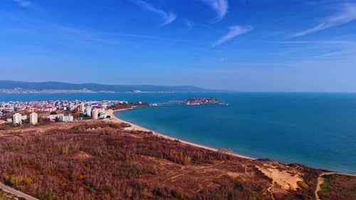 Paysage de la ville au bord de la mer Noire. Nessebar, Bulgarie avec des montagnes brumeuses