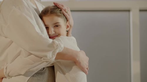 Sanfte Umarmungen von Mutter und Tochter Mama und Tochter Genießen Sie die zärtlichen Momente der gemeinsamen Zeit