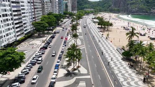 Avenida Atlântica na praia de Copacabana, no Rio de Janeiro, Brasil. Destinos de viagem. Cenário turístico.