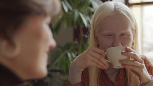 Albino-Mädchen, das mit einem Freund chattet