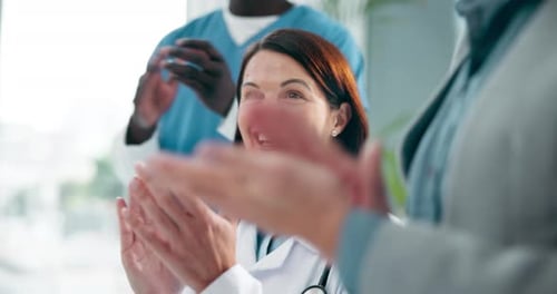 Promoção, médicos e aplausos pela celebração, saúde e felicidade com a Breakthrough