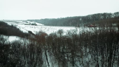 Winterliche Nordlandschaft mit Lastwagen fahren in Blizzard auf dem Highway