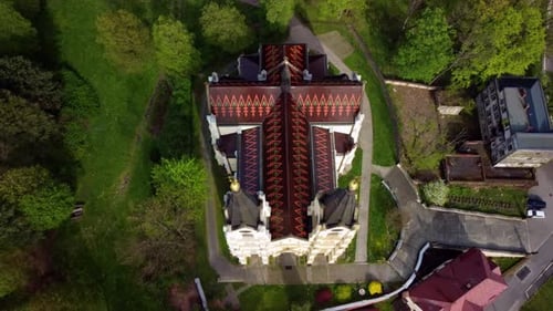 Vista acima do edifício sacral neogótico da Igreja da Natividade da Virgem Maria em Orlova, Sil