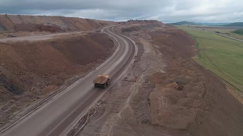 Panoramaaufnahme eines Kohlebergbaus, schwere Bergbaumaschinen und Muldenkipper in einem Steinbruch