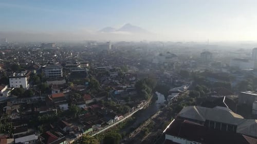 Luftaufnahme der Innenstadt von Yogyakarta, des Flusses, der Gebäude, Häuser und kleinen Straßen, aufgenommen am Morgen.