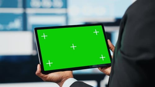 Tableta con pantalla verde utilizada por el líder del equipo para comparar las métricas de la empresa