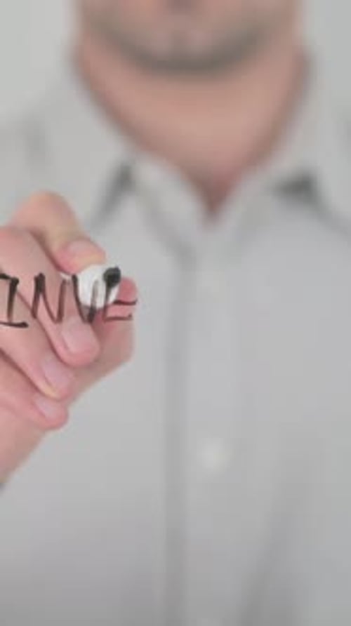 Anlageprozess, Schreiben auf dem Bildschirm mit der Hand, vertikales Video