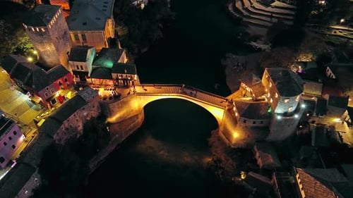 Alte Brücke in Mostar bei Nacht in Bosnien-Herzegowina