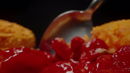 Cueillir à la cuillère les graines rouges de l'intérieur du melon amer pour souligner leur jutosité et leur brillance