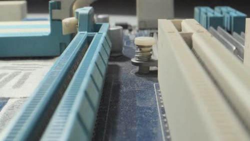 gros plan des emplacements du module RAM de la carte mère PC