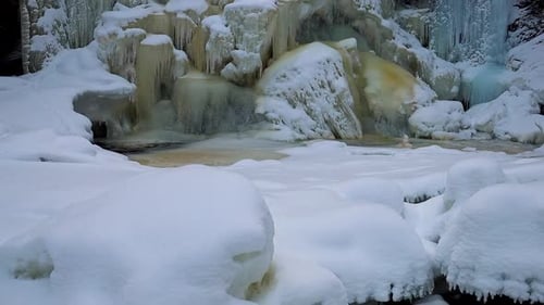Blick auf den gefrorenen Wasserfall Mettifossen in Norwegen. Wunderschöne Winterlandschaft des Borealen, Berges
für