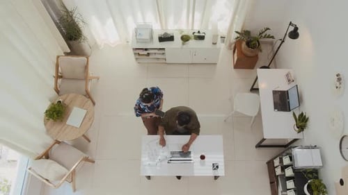 Les hommes d'affaires cotravaillent dans un bureau moderne de haut en bas