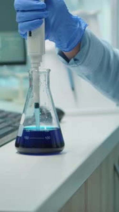 Gros plan vidéo vertical d'un échantillon liquide testé par Scientis à l'aide d'une micropipette