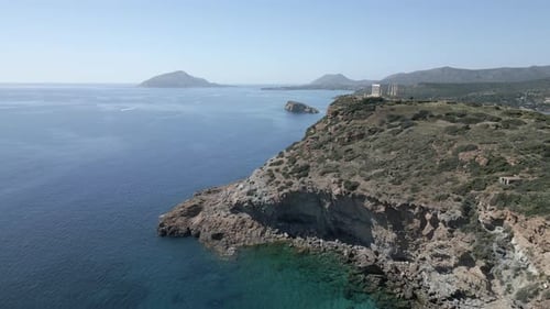 Un Drone capture la vue imprenable le long d'une falaise à Sunion, en Grèce, qui se termine par les ruines antiques
